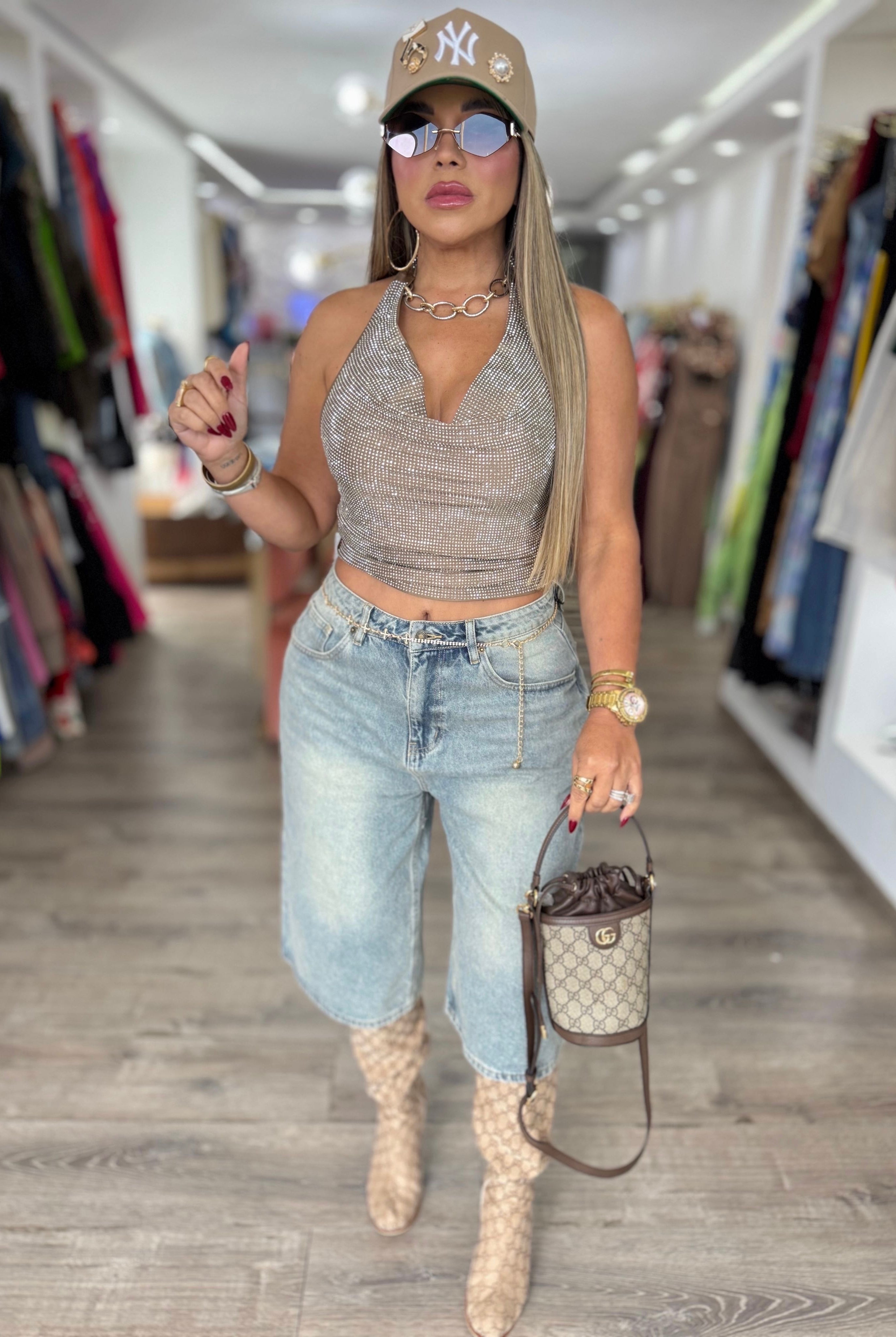Ari set in grey